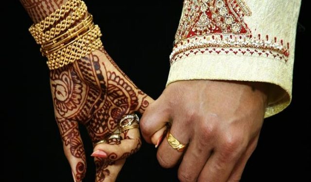 হিন্দু ছেলেকে বিয়ে করার কারণে পিতার হুমকির মুখে সানজিদা