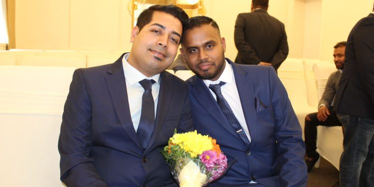 বৃটেনে বাংলাদেশী সমকামী দম্পতির বিয়ে