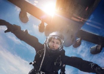 ২৫ হাজার ফুট উঁচু থেকে টম ক্রুজের লাফ