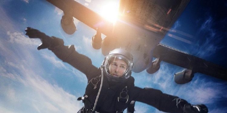 ২৫ হাজার ফুট উঁচু থেকে টম ক্রুজের লাফ