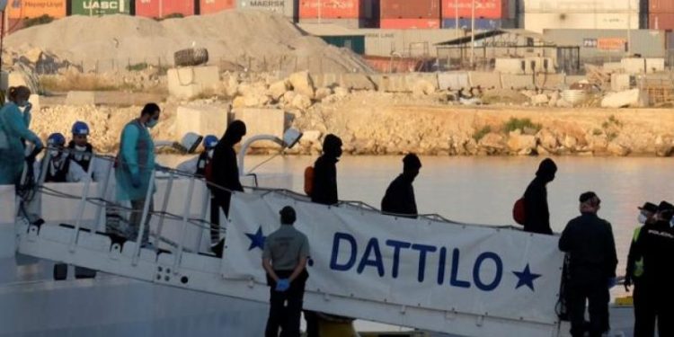 ভূমধ্যসাগরে অনিশ্চয়তায় থাকা ৬২৯ অভিবাসীকে গ্রহণ করলো স্পেন