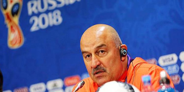 গোঁফ নিয়েই মাঠে আসতে বললেন রাশিয়ার কোচ