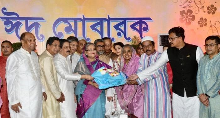 প্রধানমন্ত্রী সেমাই খেলেন, খাওয়ালেন অতিথিদেরও