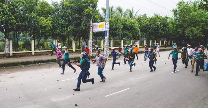 মিরপুরে আন্দোলনকারী শিক্ষার্থীদের ওপর যুবলীগ-ছাত্রলীগের হামলা