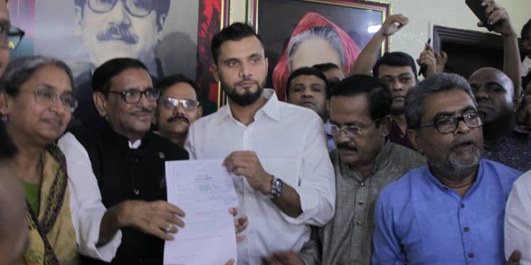 নড়াইল-২ আসন থেকে আ. লীগের মনোনয়ন ফরম নিলেন মাশরাফি