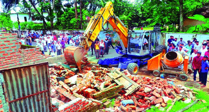 হালুয়াঘাটে মৃত ভাইয়ের জমি দখল, পালিয়ে বেড়াচ্ছেন পরিবারের সদস্য