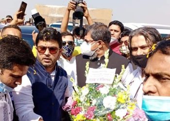 কাঁঠালবাড়ি ফেরিঘাটে যুবলীগ নেতাদের ফুল দিয়ে শুভেচ্ছা নিক্সন চৌধুরীর