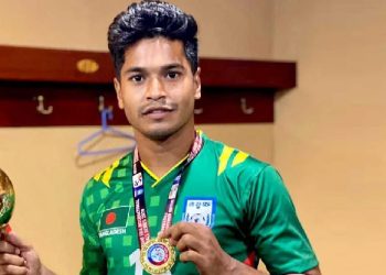 জাতীয় দলে খেলতে বিমানের চাকরি ছাড়লেন তিনি