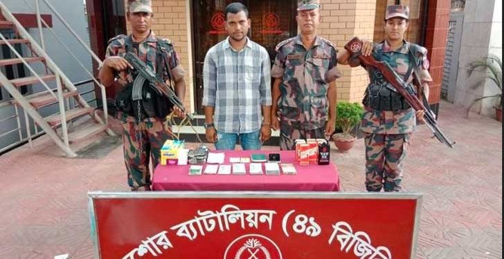 প্রচুর বৈদেশিক মুদ্রা ও বিদেশি মদসহ বেনাপোলে যাত্রী আটক