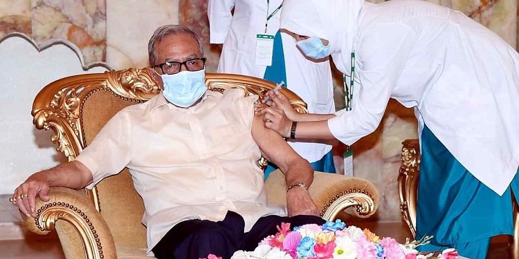 করোনার দ্বিতীয় ডোজ টিকা নিলেন রাষ্ট্রপতি আব্দুল হামিদ