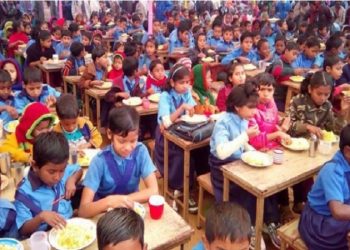 প্রাথমিক শিক্ষার্থীদের খিচুড়ি খাওয়ানোর প্রকল্প বাতিল