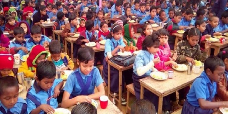 প্রাথমিক শিক্ষার্থীদের খিচুড়ি খাওয়ানোর প্রকল্প বাতিল