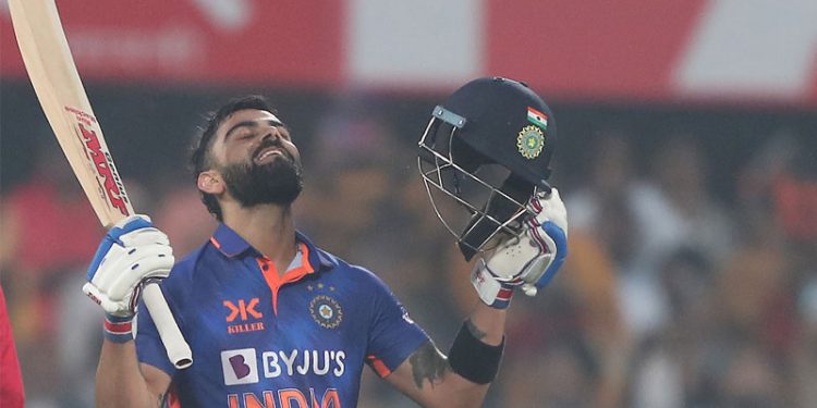 ফের সেঞ্চুরি হাঁকিয়ে শচীনের জোড়া রেকর্ড ভাঙলেন কোহলি