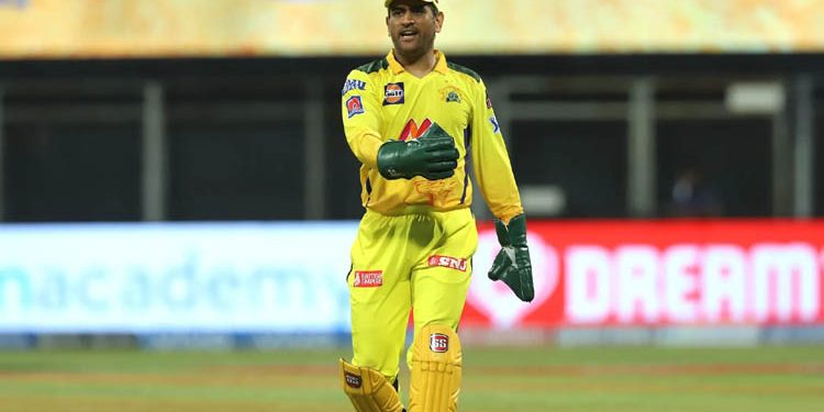 ১২ লাখ রুপি জরিমানা গুনতে হচ্ছে ধোনিকে