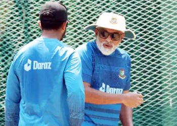 আগ্রাসী ক্রিকেট মানেই স্টেডিয়ামের বাইরে বল পাঠানো নয়: হাথুরুসিংহে