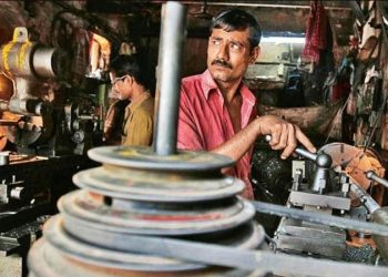 বাংলাদেশে অর্ধেক কারখানা পরিচালনা করছে ডিগ্রিবিহীন কর্মী