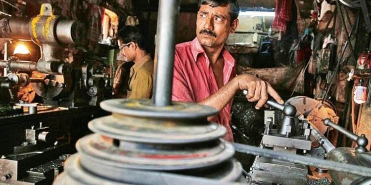 বাংলাদেশে অর্ধেক কারখানা পরিচালনা করছে ডিগ্রিবিহীন কর্মী