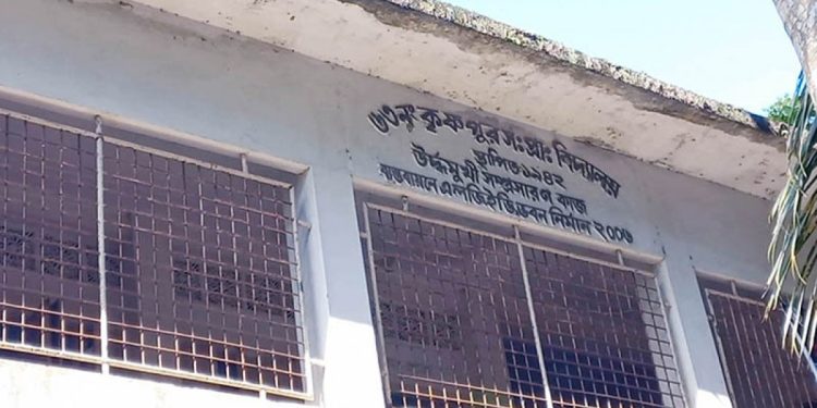 স্কুলে না এলে শিক্ষার্থীদের থেকে জরিমানা আদায়